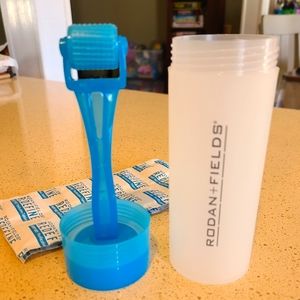 Derma-Roller with cleaning case and cleaning tabs